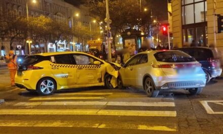 Durva baleset a belvárosban, nagyot csattant két autó a forgalmas kereszteződésben
