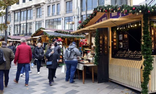 Akár 4200 forintért is ehetünk egy lángost a budapesti karácsonyi vásáron – akinek még marad pénze, 1500 forintért ihat egy sört