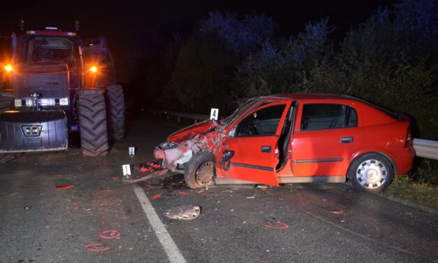 Átlógott a másik sávba a traktor, nekiütközött a szemből érkező autós, aki súlyosan megsérült az utasával együtt