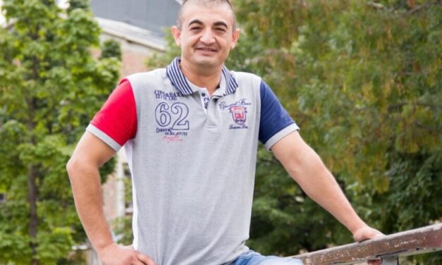 Elhunyt kislánya sírjánál fotózták le a TV2 műsorvezetőjét – nyomkövetővel a lábán él, fél éve nem tud fellépni