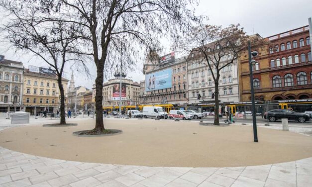 Még az idén befejeződik a Blaha Lujza tér felújítása – Mikroszobrok emlékeztetnek majd a Nemzeti Színház legendáira