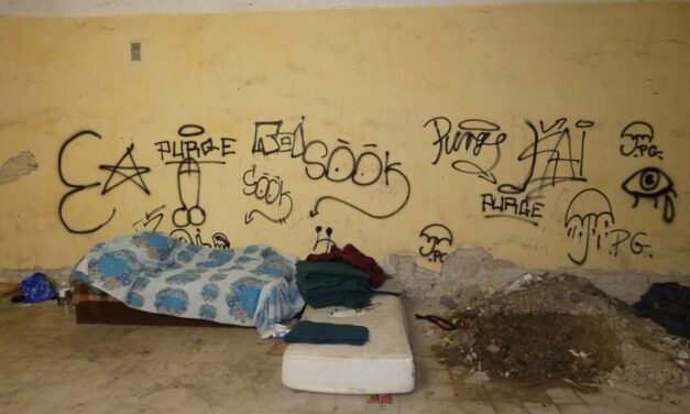 Tragédiába torkollott a verekedés Cegléden – véres ruhában, vascsővel a kezében érték tetten a járőrök az 52 éves elkövetőt