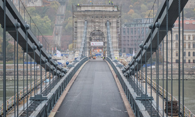 Elkészült a Lánchíd aszfaltozása, ekkortól lehet rajta újra közlekedni – Fotók