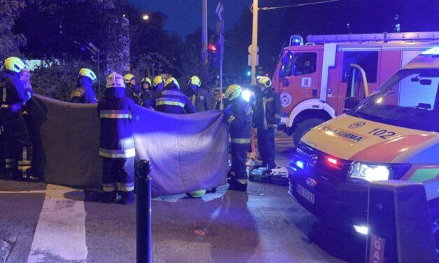 Piroson hajtott át az ételfutár, felkenődött egy Mercedes motorháztetejére, újra kellett éleszteni –  HELYSZÍNI FOTÓKKAL