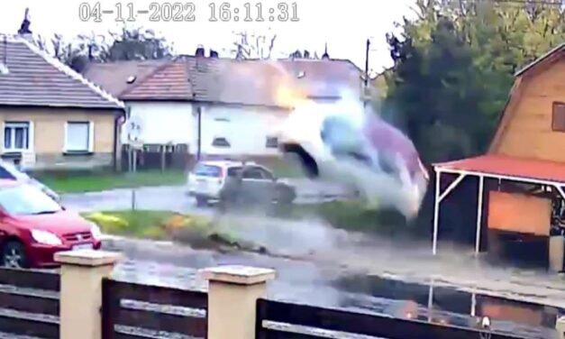 Levegőbe repült az ütközéstől a Fiat Vas megyében – Biztonsági kamera rögzítette a durva balesetet