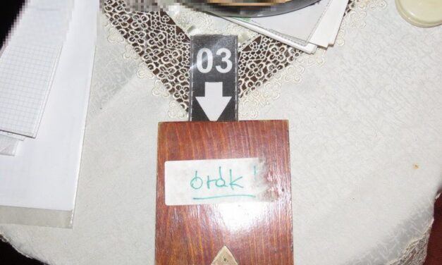 Rendbe tette a kertet, majd kifosztotta nyugdíjas ismerősét a fiatal férfi