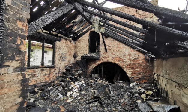 „Nemcsak otthon, hanem műhely, műterem is volt” – gyűjtést szerveztek annak a festőművésznek, akinek leégett a háza Maglódon