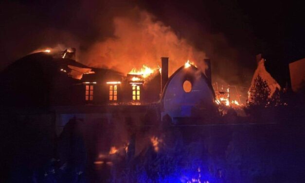 “Szó szerint sokkot kaptam. Könnyeimmel küzdöttem” – zokogva videózta a lángoló nagykátai iskolát az intézmény egykori tanítványa, az épület használhatatlan lett