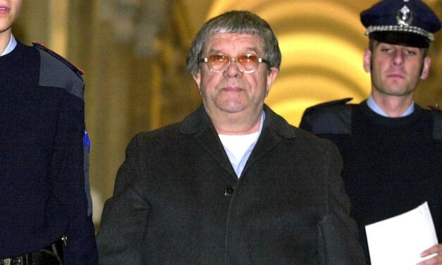 „A rémségek otthona” – Eladják a sorozatgyilkos Pándy András horrorházát Dunakeszin