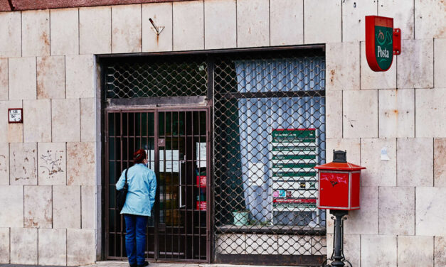 Aláírásgyűjtést indítottak a máriabesnyői posta megmentéséért – kiszúrnak az idős emberekkel, ha nem változtatják meg a döntést.