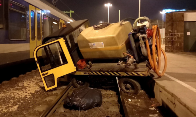 Szokatlan látvány a Déli pályaudvaron, vágányra dőlt egy szippantós autó