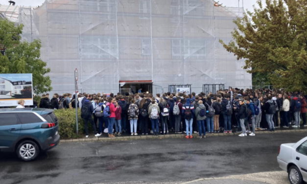 Továbbra is feszült a helyzet a gödöllői gimnázium-felújítás miatt – a városi képviselők a helyzet rendezéséig az online oktatás bevezetését támogatják   