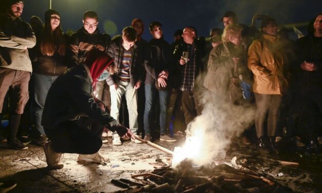 Tüntetés és tűz is volt tegnap este a tévészékház előtt, a rendőröknek oltották el a lángokat