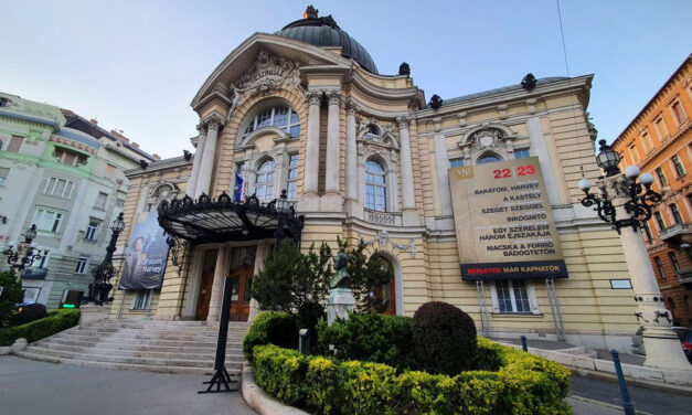 Felvette a harcot az energiaválsággal a Vígszínház – a nézettségük a régi időket idézi és közönségvonzó produkciók létrehozásán törik a fejüket. Rudolf Péter praktikusan spórol