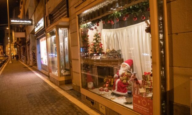 Összefogtak az óvodák és az iskolák: ünnepi díszbe öltöztették a Margit-negyed kirakatait
