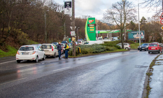 Rendőrök irányítják a forgalmat a 2. kerület benzinkútjainál
