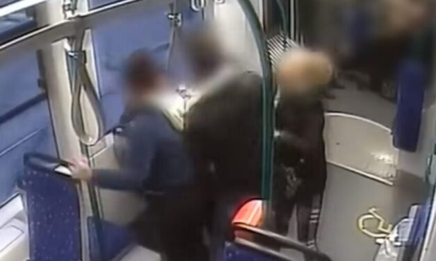 Megvan az ítélet: ez vár most a 4-6-os villamoson randalírozó banda tagjaira – Videó is készült arról, ahogy egy idős bácsit és a villamos vezetőt bántalmazzák