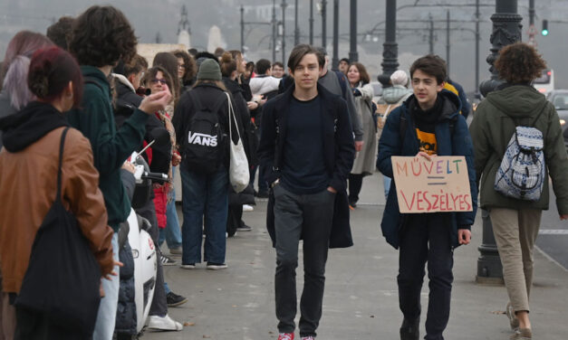 „Nyolc tanárt rúgtak ki ismét, amit nem hagyhatunk szó nélkül” – Országos ülősztrájkot szerveznek december 8-ra a diákok