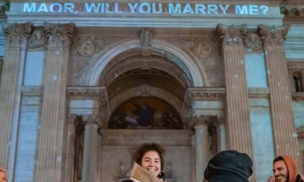 Romantikus lánykérés a Bazilika előtt – videó is megörökítette a fényfestést és az ifjú jegyespár örömét