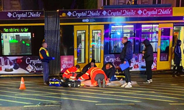 „A tudata tiszta, de összetörte magát rendesen” – friss hírek a körúti villamosgázolás többször újraélesztett fiataljáról