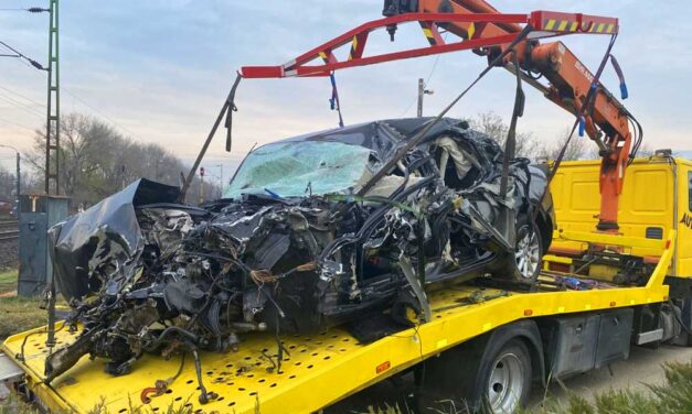 „Mentő vitte el, talán van esélye még, hogy megússza” – két vonattal is ütközött egy autó Göd és Dunakeszi között, az utasok arra kérik az autósokat, vegyék fel őket