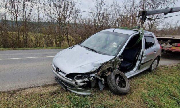 Ijesztő baleset a főváros közelében – Peugeot ütközött egy billenőplatós teherautónak, kiömlött a gázolaj az útra