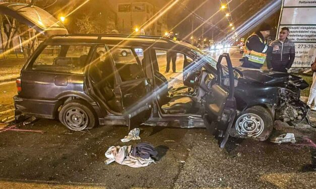 Az egyik utas a csomagtérbe repült, társai megúszták a brutális balesetet – egy elszabadult Volkswagen döntött ki oszlopokat az Egressy úton péntek éjjel