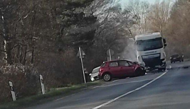 Frontális karambol a 6-os főúton – beszorult egy ember az autójába, a tűzoltók mentik