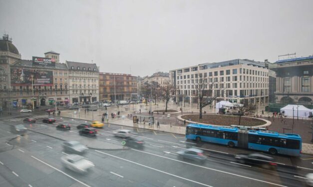 Több évtizedes adósságot törlesztett a városvezetés- szombaton délután átadták a megújult Blaha Lujza teret