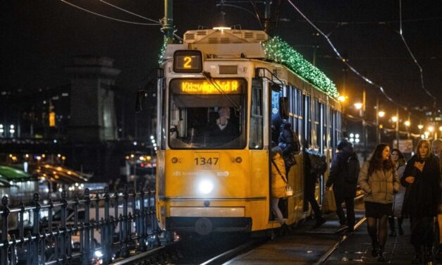 „Szükség van a belátásra és az okos megoldásokra is” – Karácsony Gergely szerint a fényfüggönnyel díszített villamos egy olyan újítás, amely utal a főváros céljaira  
