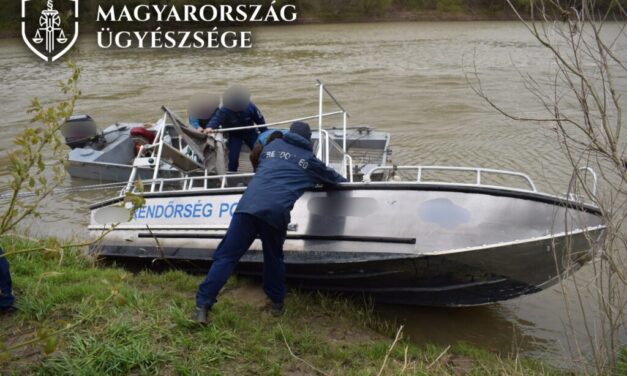 Ez várhat arra az egyenruhásra, akinek a hibájából a Tiszába borult egy rendőrségi motorcsónak – Fotók