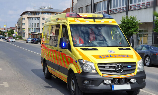 Villamos és autó ütközött a fővárosban – a tűzoltók és a mentők szabadították ki a jobb első ülésen utazó nőt
