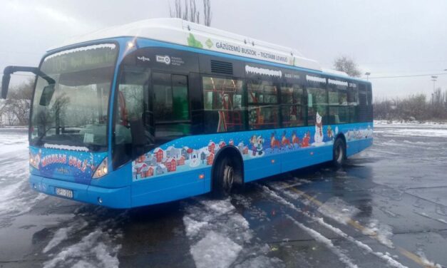 Mától közlekedik a Mikulásbusz Budapesten – a BKV is szeretne hozzájárulni az utasok ünnepi hangulatához