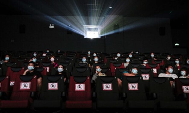 Áll a bál a kényelmi díj miatt: jegyenként 120 forintot számol fel egy népszerű mozihálózat azoknak, akik előre megvásárolják a belépőjüket