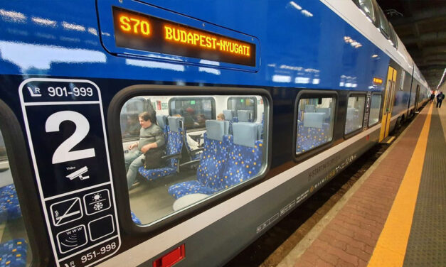 Spórolásra buzdítja a MÁV-Volán csoport a Budapest környékén élőket – úgy számolják, harmadába kerülhet, ha vonattal vagy busszal utazunk, mint ha kocsiba ülnénk