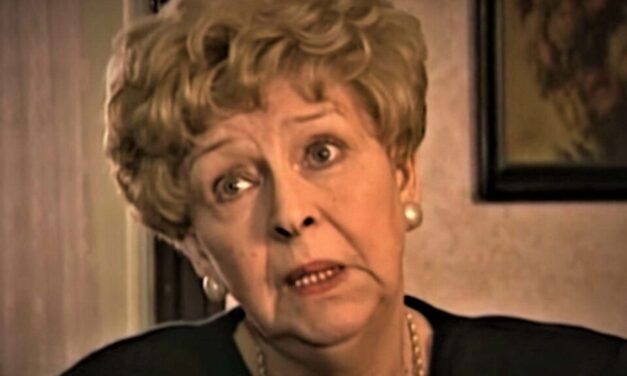 A Szomszédok Janka nénije is felszállt a buszra – az ikonikus teleregény stílusban búcsúztatja az óévet a Volán – VIDEÓVAL