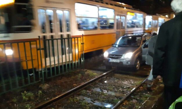 Valamit nagyon benézett a sofőr – a villamossíneken kötött ki egy személygépkocsi a János kórháznál