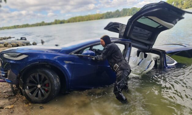 Eladták azt a Teslát, amely a Dunába gurult szeptemberben – ma Vácon merült a folyóba egy újabb személyautó