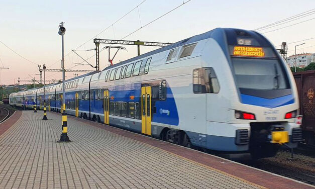 Késnek a vonatok, fák dőltek az utakra: káoszra kell számítania annak, aki ma útra kelne