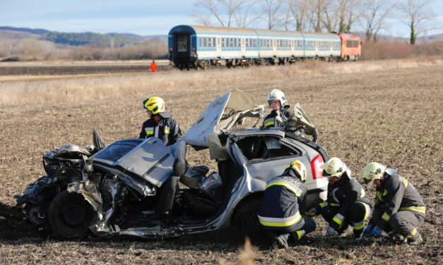 Négy fiatal vesztette életét a tapolcai horrorbalesetben – emléktáblát állítottak a családok az egy évvel ezelőtt történt tragédia helyszínén