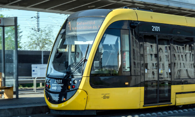 Tragédia az 1-es villamos megállójában – az egyik utas próbálta életben tartani az idős férfit