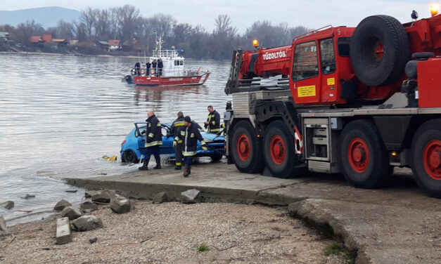 Videón, ahogy tűzoltók húzzák ki azt az autót, amely Dunakeszinél hajtott a folyóba