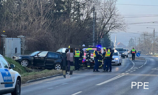 Balesettel indult az év Piliscsabán, kapualjnak ütközött egy BMW
