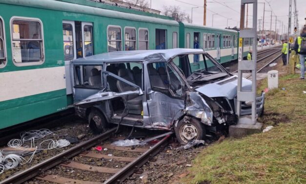 Kisteherautó ütközött a HÉV-vel a 9. kerületben – Brutális fotók a helyszínről