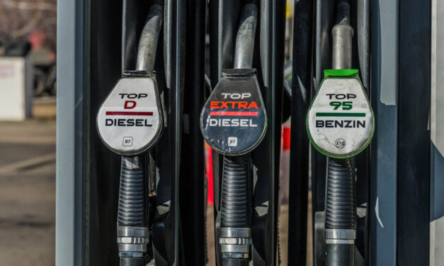 Irány a négyszámjegyű üzemanyag? Szerdától ismét áremelkedés várható a kutakon