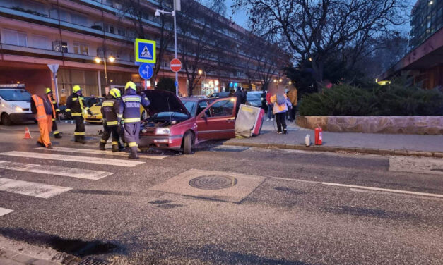 Totálkárosra törtek az autók ebben a fővárosi karambolban, képek a helyszínről