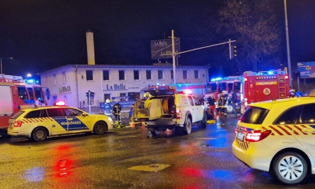 Sokkoló képek az éjszakai halálos balesetről, amely a fővárosban történt, hatalmas erejű volt az ütközés