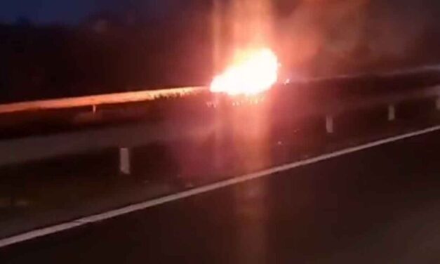 Méteres lángokkal égett egy BMW Szigetszentmiklóson, két fiatal került bajba