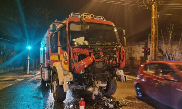 Szirénázó tűzoltóautóval ütközött a BKK járata a 17. kerületben