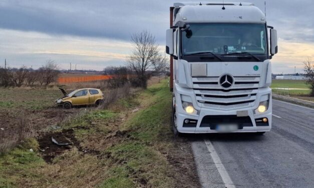 Előzés közben borította fel a Toyotát a Mercedes kamion, a szántóföldön landolt az autó